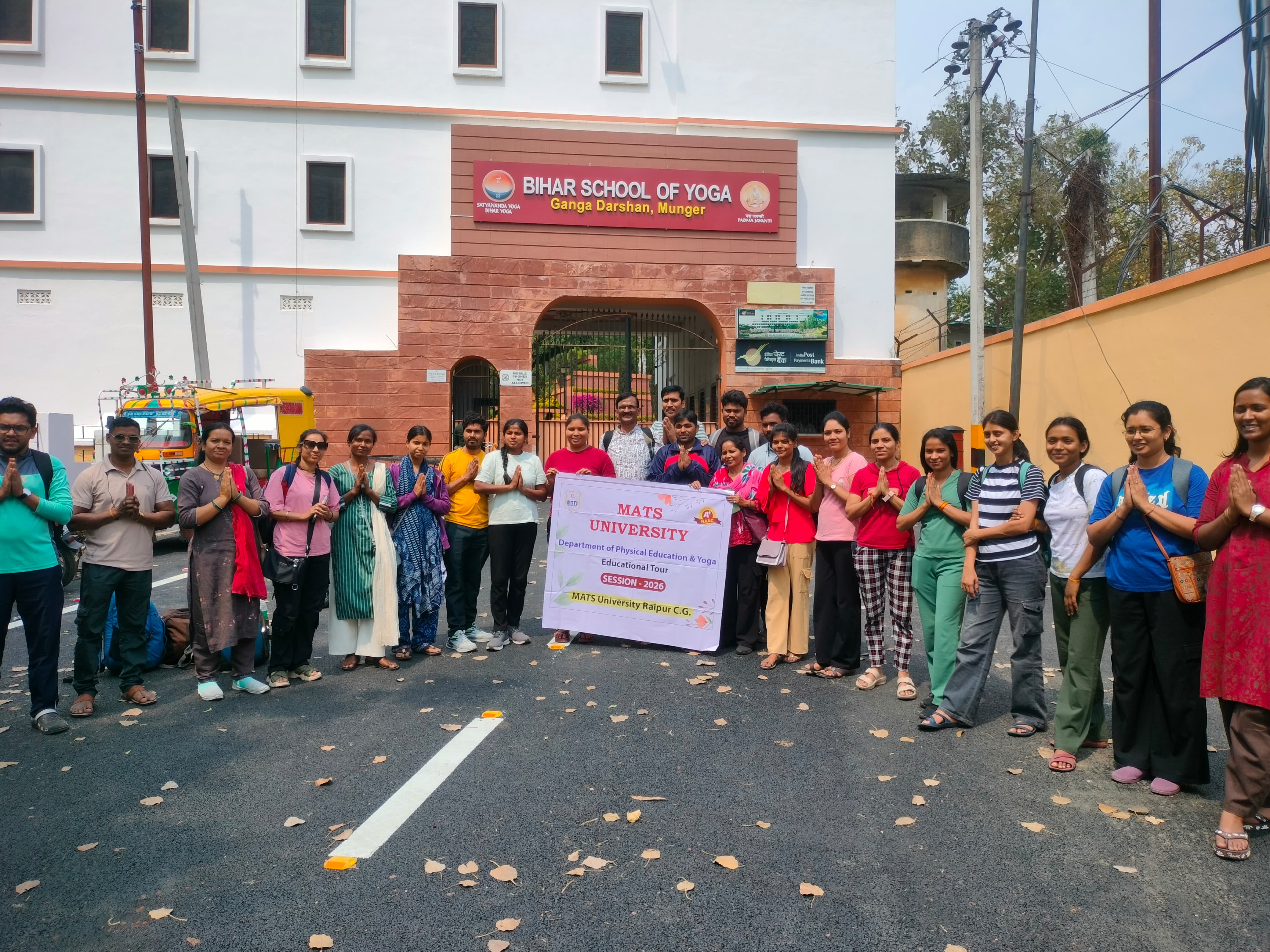 मैट्स यूनिवर्सिटी योग विभाग का शैक्षणिक भ्रमण मुंगेर आश्रम में: योग, अनुशासन और साधना का अद्भुत संगम